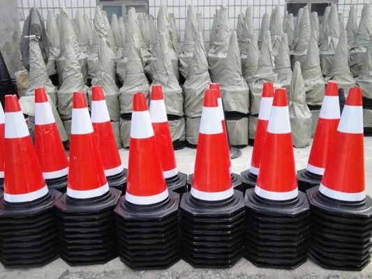 HDPE Accumulator Blow Moulding Machine For Plastic Trafiic Road Cone