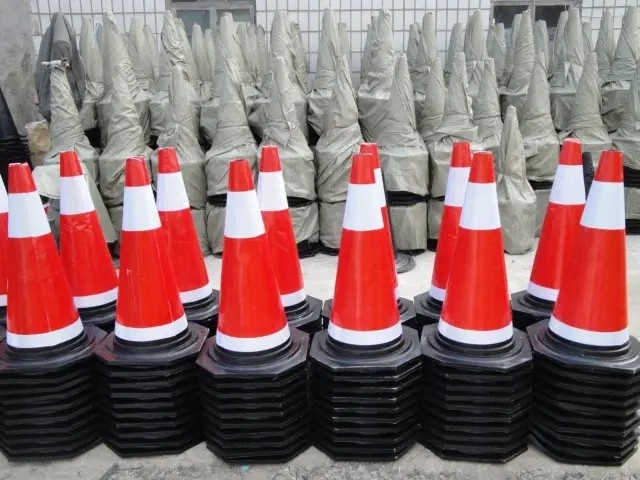 HDPE Accumulator Blow Moulding Machine For Plastic Trafiic Road Cone