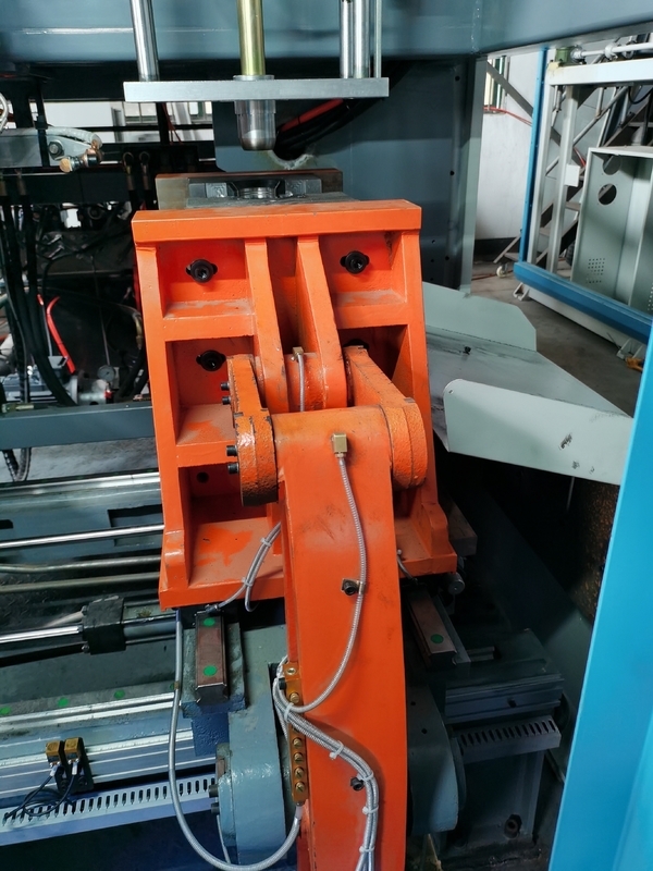 4 Head High Speed Blow Molding Machine Single Station 5l Blowing Machine For Plastic Bottle