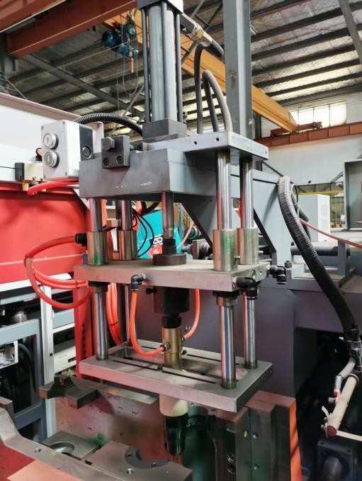 High Speed Continuous Extrusion Blow Molding Double Station , 6 Head Automatic Bottle Blowing Machine