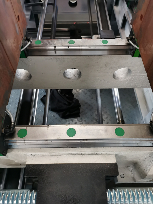 1 Layer 2 Head Fully Automatic Blow Molding Machine , 1000bph Blowing Machine For Plastic Bottle