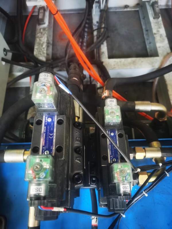 HDPE Accumulator Blow Moulding Machine For Plastic Trafiic Road Cone