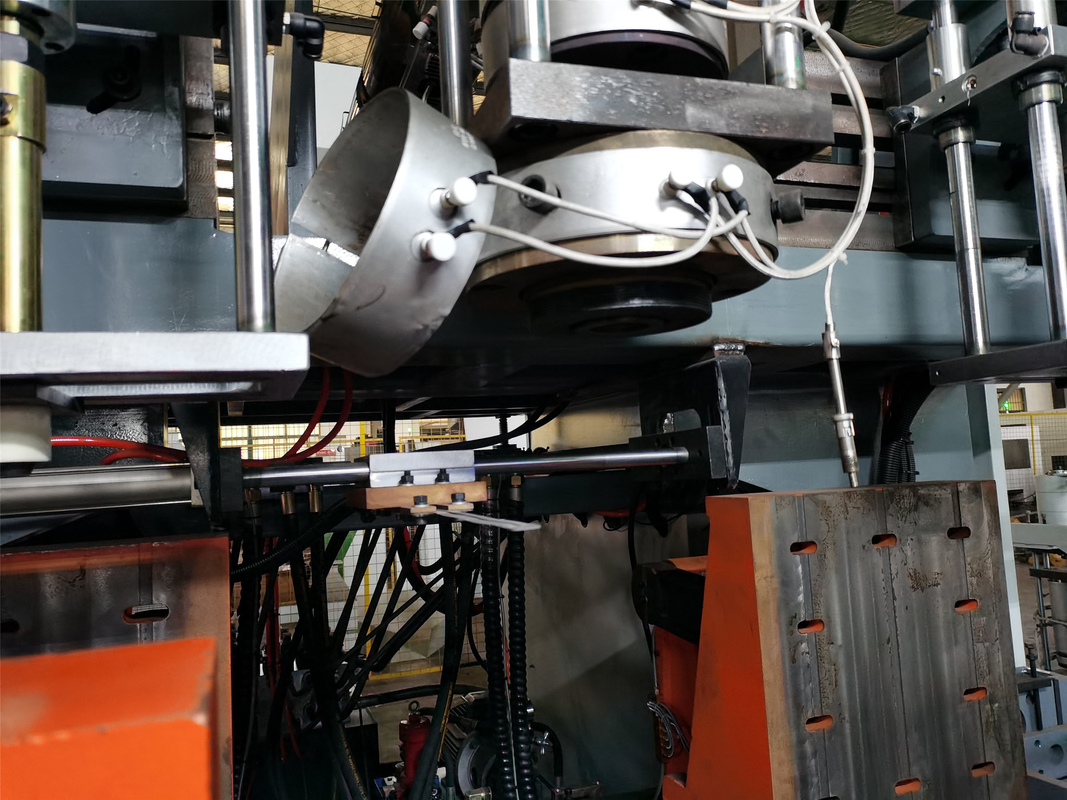 4 Layer Continuous Extrusion Blow Molding Petroleum Drum 10l Auto Blowing Machine