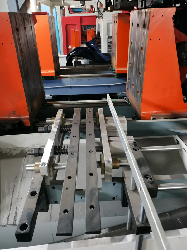 U Type HDPE Blow Moulding Machine Motor Oil Bottle , 5L Blowing Machine For Plastic Bottle